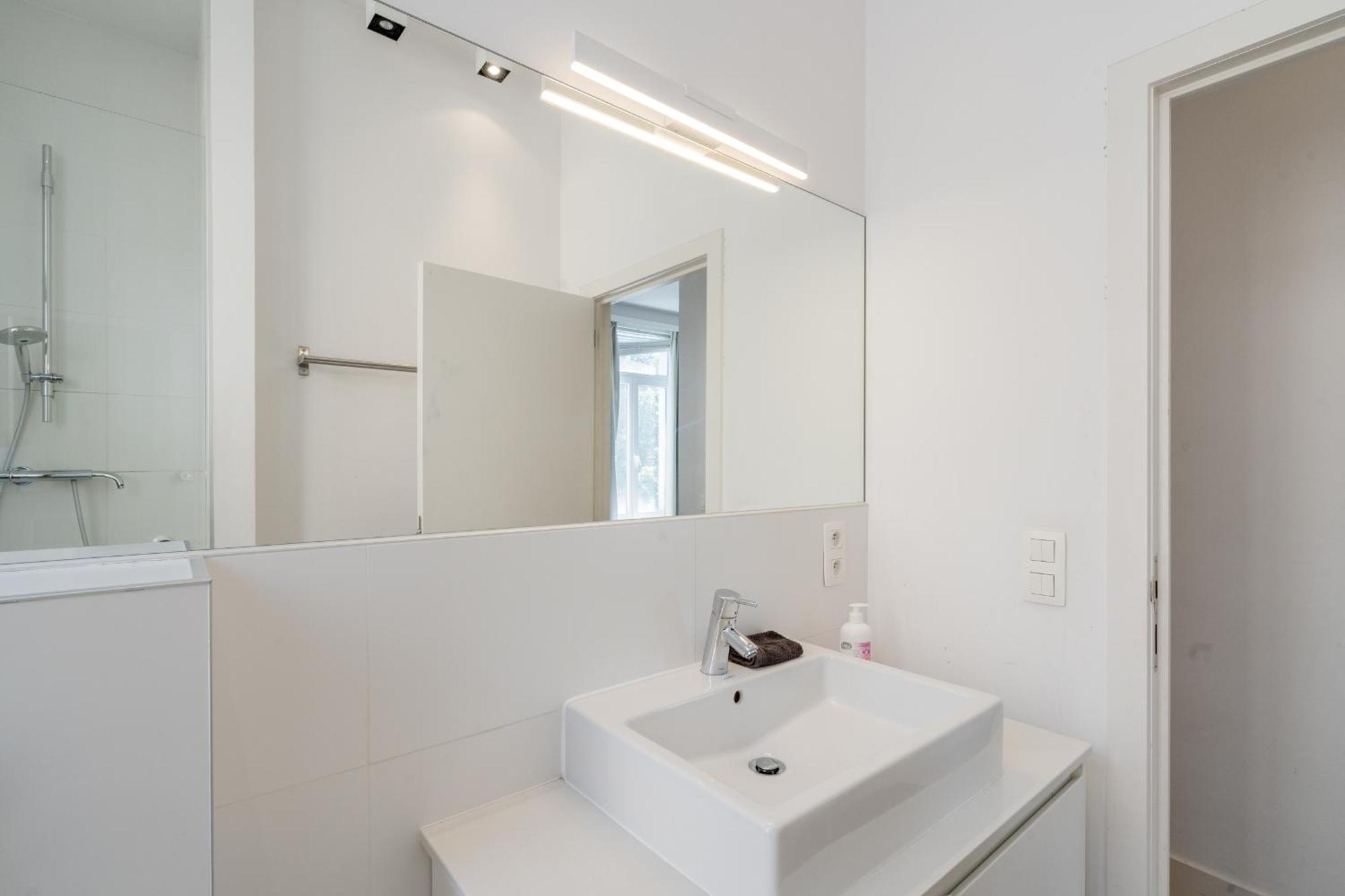 Beautiful Modern Apartment In The Heart Of Anvers Exterior foto